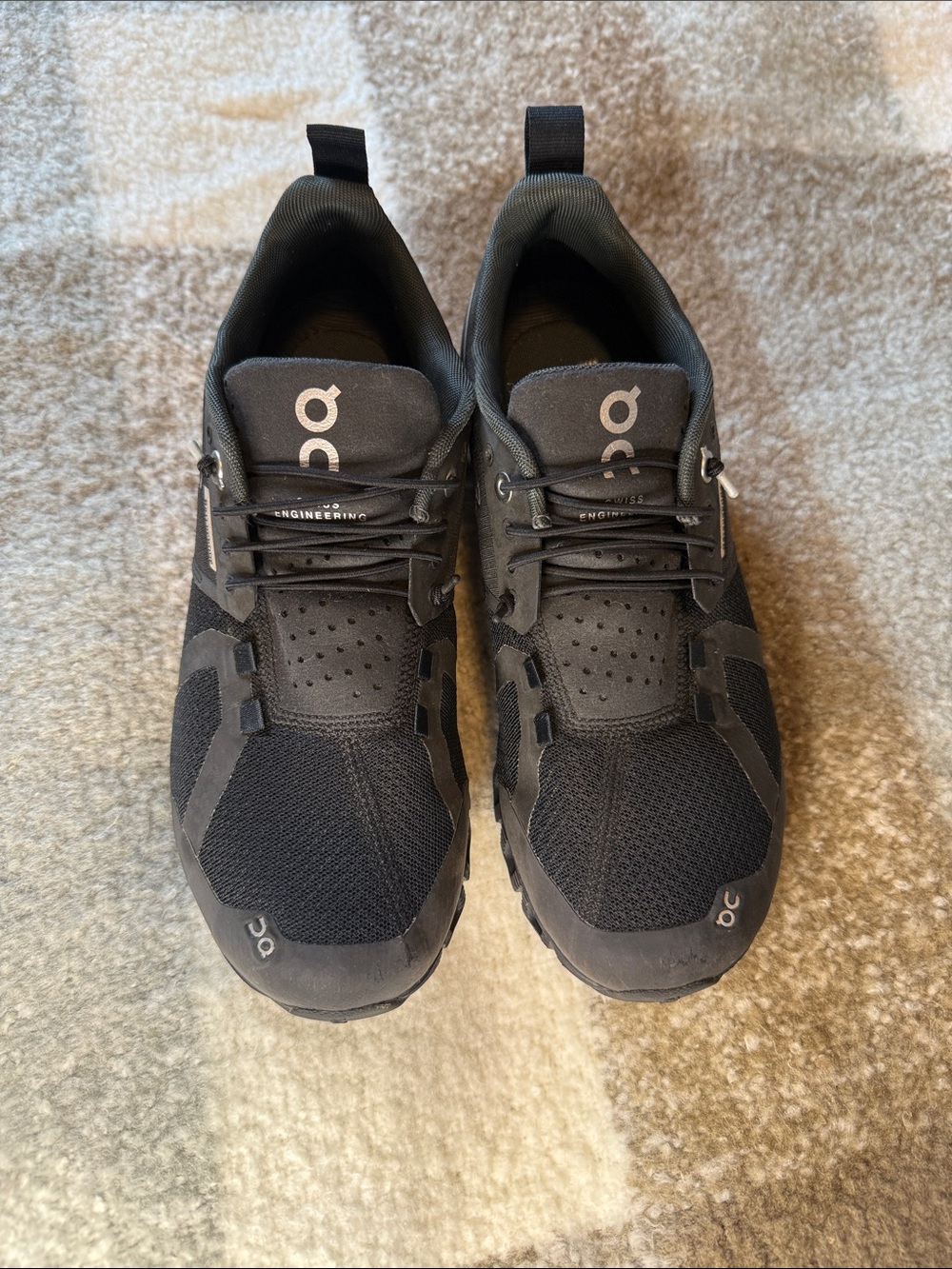 On Cloud Waterproof Women’s Black Athletic Running Shoes. US 7. EUR 38.